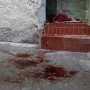Marca de sangue na porta de uma residência no bairro do Jacarezinho: 24 vítimas ainda não foram identificadas - Voz das Comunidades. Fonte: Brasil de Fato.