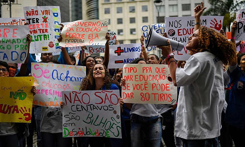 Fonte: Brasil de Fato - Mauro Pimentel/AFP - https://www.brasildefato.com.br/2022/06/22/metas-em-atraso-ex-ministro-preso-e-baixa-no-orcamento-crise-da-educacao-e-um-projeto
